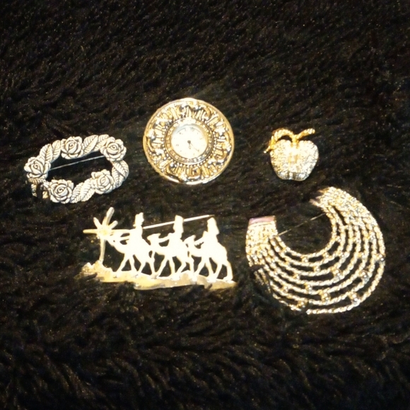 Q-18 brooche lot 5 differant type brooches - Picture 1 of 6